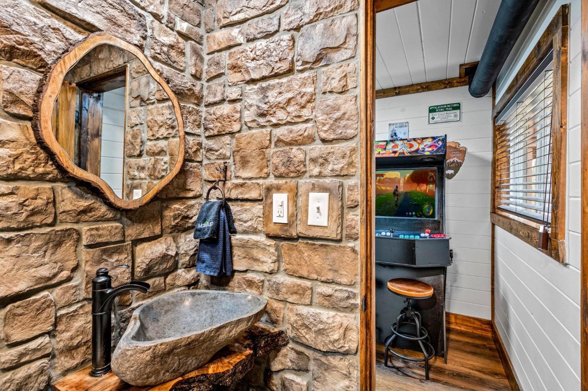 1Mile Downtown, Handicap Ramp, Hot Tub, Game Room جاتلينبرج المظهر الخارجي الصورة